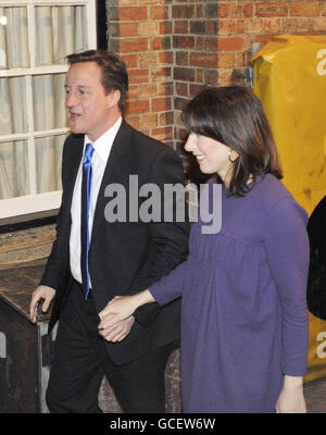Il leader del partito conservatore David Cameron e sua moglie Samantha arrivano al New Inn nella sua circoscrizione di Witney. Foto Stock