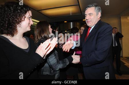 Il primo ministro Gordon Brown e la moglie Sarah sono accolti dal personale nel quartier generale del Partito laburista di Londra. Foto Stock