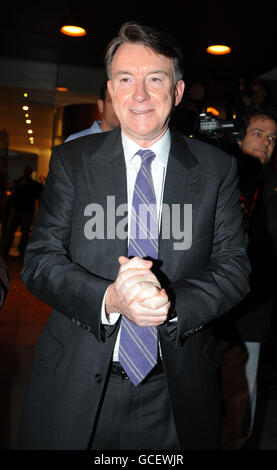 Lord Mandelson attende l'arrivo del primo ministro Gordon Brown al quartier generale del Partito laburista di Londra. Foto Stock