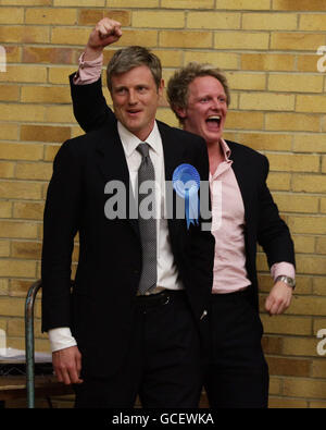 Zac Goldsmith (a sinistra) celebra la vittoria del posto per Richmond Park con il suo agente elettorale David Newman, al Richmond upon Thames College. Foto Stock