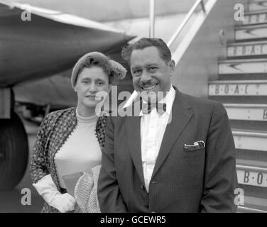 Il leader della band americana Cab Calloway, il jolly "King of Hi De ho", arriva con sua moglie Zulme 'Nuffie' MacNeal, all'aeroporto di Heathrow di Londra Foto Stock