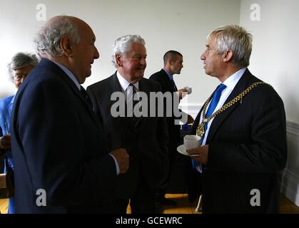 Il presidente onorario dell'Accademia di Everton Keith Tamlin (a sinistra) parla con Il Sindaco del Signore del consigliere di Liverpool Mike Story (destra) Priore Agli Everton FC Academy Awards Foto Stock