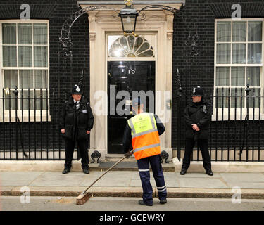 Un più pulito fuori Downing Street come membri dei mezzi di comunicazione di attendere la notizia dopo l'annuncio di un Parlamento Hung dopo un risultato inconcludente alle elezioni generali più combattute in una generazione. Foto Stock