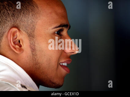 McLaren's Lewis Hamilton in garage durante la sessione di prove libere al circuito Catalunya di Barcellona. Foto Stock