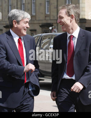 Il leader del Partito laburista scozzese Iain Grey (a sinistra) è stato raffigurato con il deputato per il Renfrewshire orientale Jim Murphy in una conferenza stampa post-elettorale alla John Smith House di Glasgow. Foto Stock