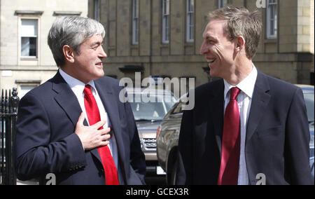 Il leader del Partito laburista scozzese Iain Grey (a sinistra) è stato raffigurato con il deputato per il Renfrewshire orientale Jim Murphy in una conferenza stampa post-elettorale alla John Smith House di Glasgow. Foto Stock