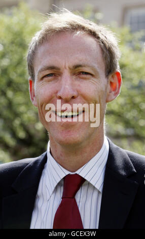 Jim Murphy, deputato laburista scozzese per il Renfrewshire orientale, in occasione di una conferenza stampa post-elettorale presso la John Smith House di Glasgow. Foto Stock