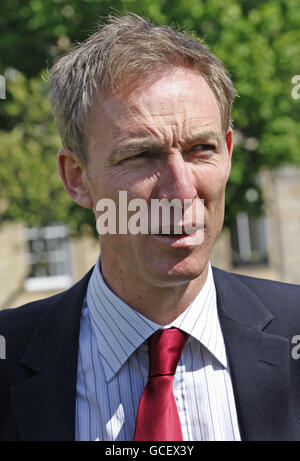 Jim Murphy, deputato laburista scozzese per il Renfrewshire orientale, arriva a una conferenza stampa post-elettorale alla John Smith House di Glasgow. Foto Stock