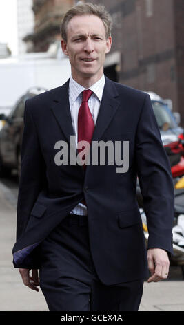 Jim Murphy, deputato laburista scozzese per il Renfrewshire orientale, arriva a una conferenza stampa post-elettorale alla John Smith House di Glasgow. Foto Stock