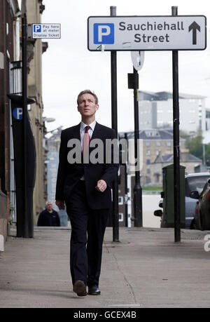Jim Murphy, deputato laburista scozzese per il Renfrewshire orientale, ha illustrato la foto dopo una conferenza stampa post-elettorale tenutasi alla John Smith House di Glasgow. Foto Stock