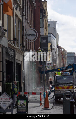 Lavaggio a pressione di pareti esterne di un edificio nella città di Dublino Foto Stock