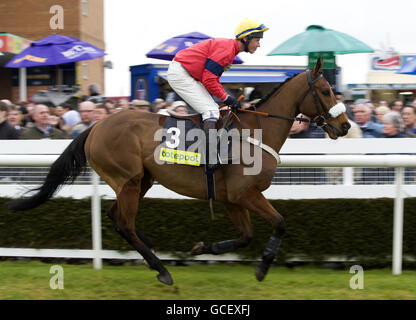 Kawagino, guidato da Philip Hide nel totejackpot Novices' handicap Steeple Chase durante il Midlands Grand National all'Uttoxeter Racecourse, Staffordshire. Foto Stock