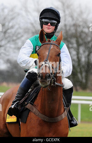 Al Co guidato da Gerald Quinn nella totescoop6 corsa degli ostacoli di handicap durante il Midlands Grand National all'Ippodromo di Uttoxeter, Staffordshire. Foto Stock