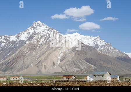 Rangdum villaggio sotto la neve montagna rivestita di picchi, Suru Valley, Ladakh, Jammu e Kashmir India Foto Stock
