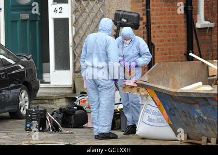 Scene di ufficiali di crimine in una casa su Green Dragon Lane, Winchmore Hill, a nord di Londra, dove è stata trovata assassinata una donna di 83 anni. Foto Stock