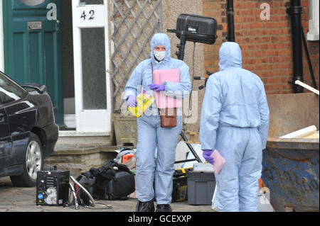 Scene di ufficiali di crimine in una casa su Green Dragon Lane, Winchmore Hill, a nord di Londra, dove è stata trovata assassinata una donna di 83 anni. Foto Stock