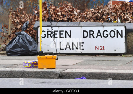 Una vista generale di un cartello per Green Dragon Lane, Winchmore Hill, a nord di Londra, dove è stata trovata una donna di 83 anni assassinata. Foto Stock