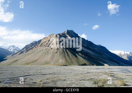 Montagna conica che salgono dal fiume flat bed, Rangdum, Suru Valley, Ladakh, Jammu e Kashmir India Foto Stock
