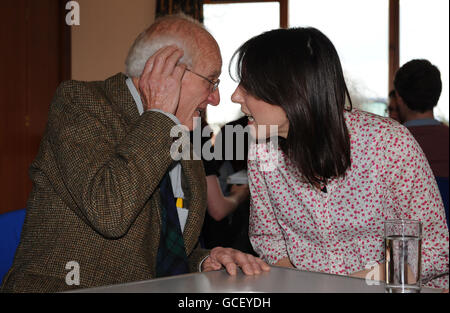 Samantha Cameron, la moglie del leader del Partito conservatore David Cameron, parla con Peter Frost, durante una visita per incontrare i residenti locali a Burringham Village Hall, North Lincolnshire. Foto Stock