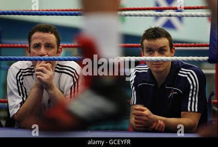 Robert McCracken, Direttore delle prestazioni della British Amateur Boxing Association (BABA) (a sinistra) e Coach Richie Woodhall (a destra) guardano la Gran Bretagna Olympic Boxing Hopefuls allenarsi presso l'English Institute of Sport di Sheffield. Foto Stock