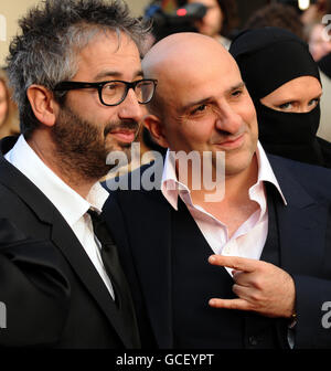 Omid Djalili (a destra) e David Baddiel arrivano per il Premier dell'infedele all'Hammersmith Apollo, Londra. PREMERE ASSOCIAZIONE foto. Data immagine: Giovedì 8 aprile 2010. Il credito fotografico dovrebbe essere: Anthony Devlin/PA Wire Foto Stock