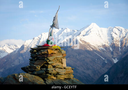 Montagne innevate e bandiere di preghiera, Himalaya, montagne aride e bandiere di preghiera, Himalaya, Rangdum, Suru Valley, Ladakh, India Foto Stock