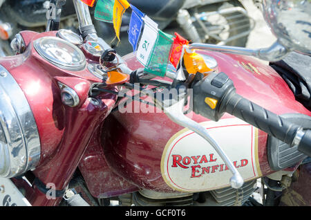 Bandiere di preghiera sul Royal Enfield moto, Himalaya, Rangdum, Suru Valley, Ladakh, Jammu e Kashmir India Foto Stock