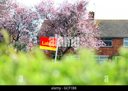 2010 campagna elettorale generale 11 aprile. Un voto laburista firma in Reading, Berkshire Foto Stock