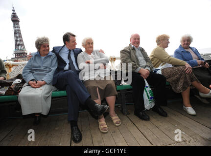 Il segretario di affari Peter Mandelson incontra la gente del posto mentre fa una passeggiata lungo il North Pier di Blackpool quando ha visitato la città mentre si trova sul sentiero della campagna elettorale generale. Foto Stock