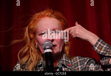 Scott Capurro intervista Dame Vivienne Westwood alla Royal Vauxhall Tavern di Londra. Foto Stock