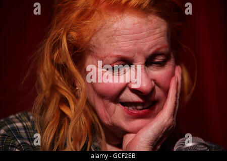 Scott Capurro intervista Dame Vivienne Westwood alla Royal Vauxhall Tavern di Londra. Foto Stock