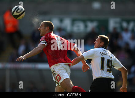 Stephen Foster di Barnsley (a sinistra) batte il trundle Lee di Swansea City mentre combattono per la palla durante la partita del campionato Coca-Cola al Liberty Stadium di Swansea. Foto Stock