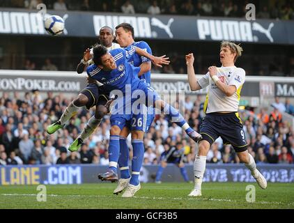 Calcio - Barclays Premier League - Tottenham Hotspur v Chelsea - White Hart Lane. Jermain Defoe di Tottenham Hotspur (a sinistra) batte per la palla con Paulo Ferreira di Chelsea (centro anteriore) e John Terry (centro) Foto Stock