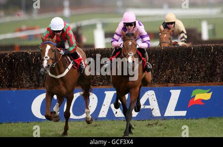 Tchico Polos guidato da Tony McCoy (centro) e fiammante fiamma cavalcata da Timmy Murphy (sinistra) in azione durante la caccia Steeple Chase del campione del futuro del Sole Scozzese Novices durante il Coral Scottish Grand National Festival all'ippodromo di Ayr, Ayr. Foto Stock