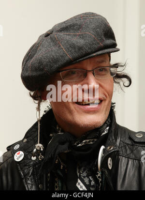 Adam ANT arrivo per una vista privata della mostra Soho Lights, dell'artista Triana De Lamo, alla Gallery 27 in Cork Street, nel centro di Londra. Foto Stock