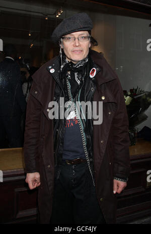 Adam ANT arrivo per una vista privata della mostra Soho Lights, dell'artista Triana De Lamo, alla Gallery 27 in Cork Street, nel centro di Londra. Foto Stock