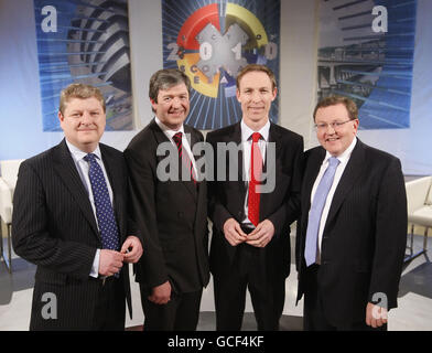 (Da sinistra a destra) leader SNP di Angus Robertson a Westminster, Alistair Carmichael Liberal-democratico Campaign Manager, Jim Murphy Labour Scottish Secretary e David Mundell Conservative Shadow Scottish Secretary in vista del primo dibattito dei leader scozzesi sulla campagna elettorale generale al Piping Center di Glasgow. Foto Stock