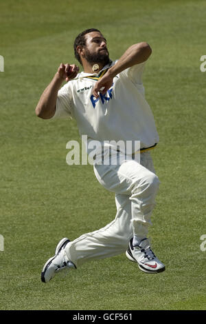 Cricket - Liverpool Victoria County Championship - Divisione uno - giorno uno - Nottinghamshire / Somerset - Trent Bridge. Andre Adams di Nottinghamshire gioca contro Somerset Foto Stock