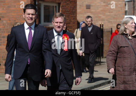 Il Segretario degli Esteri David Miliband, partito, con Hugh Bayley, candidato parlamentare laburista per York Central, arriva per un'udienza invitata alla Merchant Taylors' Hall, in città. Foto Stock