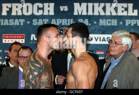 Carl Froch (centro) della Gran Bretagna si pone per i media con Mikkel Kessler della Danimarca durante il loro pesare nella MCH Arena di Herning, Danimarca. Foto Stock