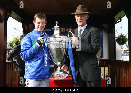 Jockey Paul Townend e Trainer Willie Mullans celebrano la vittoria di Hurricane Fly nel Rabbo Bank Champion Hurdle durante il Punchestown Festival all'ippodromo di Punchestown, Dublino, Irlanda. Foto Stock