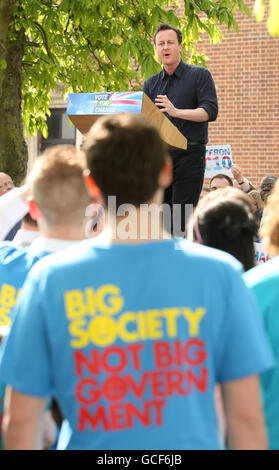 Il leader del Partito conservatore David Cameron parla ad un raduno della campagna elettorale Generale al Palmer's College di Thurrock, Essex. Foto Stock