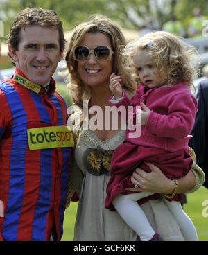 Campione jockey Tony McCoy, con la moglie Chanelle e la figlia Eve durante il meeting bet365 Gold Cup presso l'ippodromo di Sandown, Surrey. Foto Stock