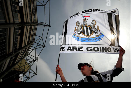 Calcio - Coca-Cola Football League Championship - Newcastle United v Ipswich Town - St James' Park. I tifosi del Newcastle United arrivano al St James' Park prima di iniziare il campionato Coca-Cola al St James' Park, Newcastle. Foto Stock