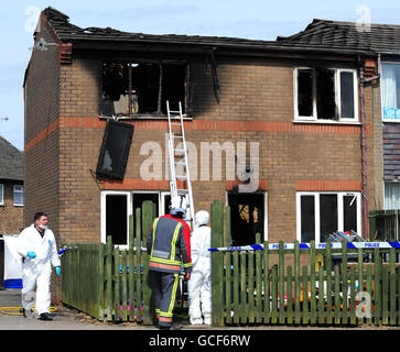 I servizi di emergenza assistono alla scena di un incendio di una casa a Buxton, nel Derbyshire, nel quale morirono due bambini. Foto Stock