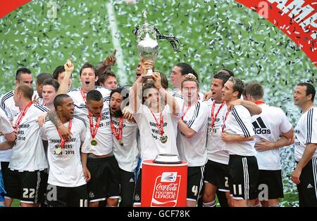 Calcio - Coca-Cola Football League Championship - Newcastle United v Ipswich Town - St James' Park. I giocatori del Newcastle United festeggiano con il trofeo del campionato di calcio Coca-Cola Foto Stock