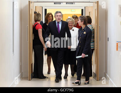 Il primo Ministro Gordon Brown e sua moglie Sarah visitano il Centro comunitario di Raploch a Glasgow. Foto Stock