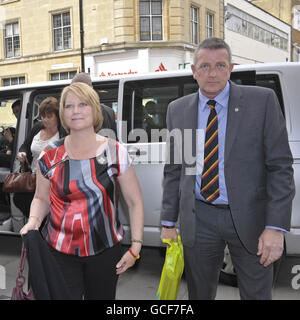 John Foster e Lisa Foster, i genitori del privato Robert Foster, uno dei tre soldati che è stato ucciso in un amichevole incidente di fuoco in Afghanistan nel 2007, arrivano a Trowbridge Coroners Court, Wiltshire. Foto Stock