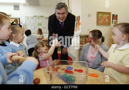 Il primo ministro Gordon Brown parla con i bambini al vivaio di Raploch a Stirling, Scozia. Foto Stock