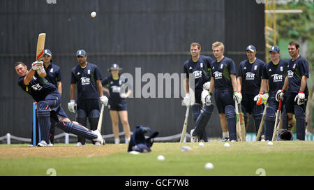 Tim Brennan in Inghilterra tenta di colpire un sei in una gara di hit durante la sessione di prove presso la 3Ws Oval, University of the West Indies, Barbados. Foto Stock